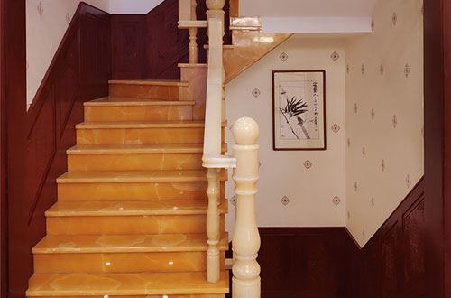 城关中式别墅室内汉白玉石楼梯的定制安装装饰效果